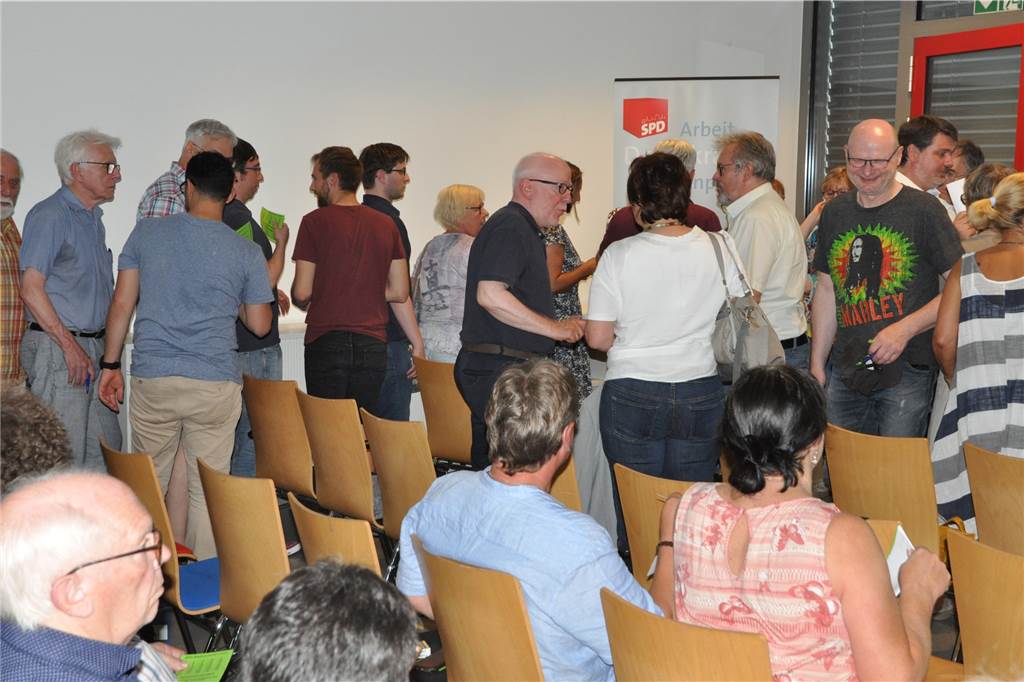 Lüner SPD wählt Rainer Schmeltzer zu ihrem Bürgermeisterkandidaten Die Delegierten bei der geheimen Abstimmung im Bürgerzentrum.