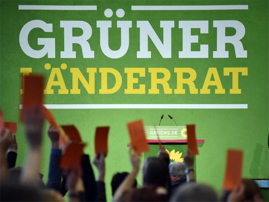 Grüne sagen offiziell Ja zu Jamaika-Gesprächen Die Delegierten stimmen beim Länderrat für die Aufnahme von Sondierungsgesprächen mit FDP und Union. Foto: Britta Pedersen