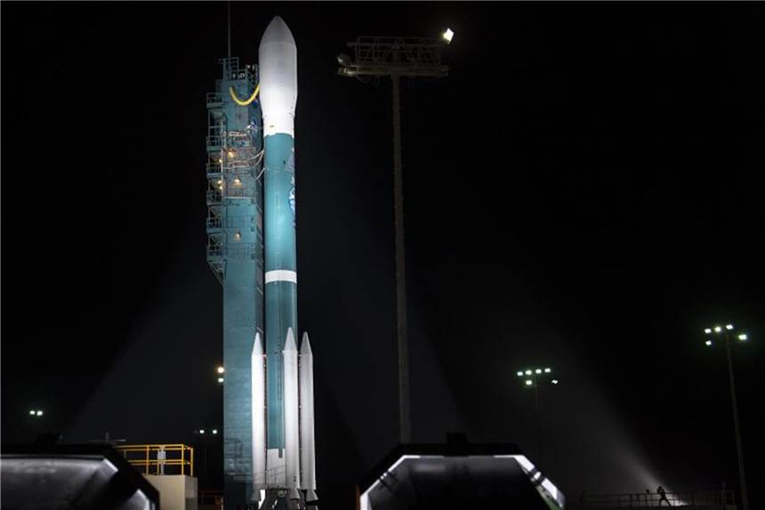 Eisdecke mit Laser messen: Klima-Satellit der Nasa gestartet Die „Delta II“ Rakete der United Launch Alliance (ULA) mit „ICESat-2“ an Bord vor dem Start auf der Vandenberg Militärbasis. Foto: Bill Ingalls/NASA via AP