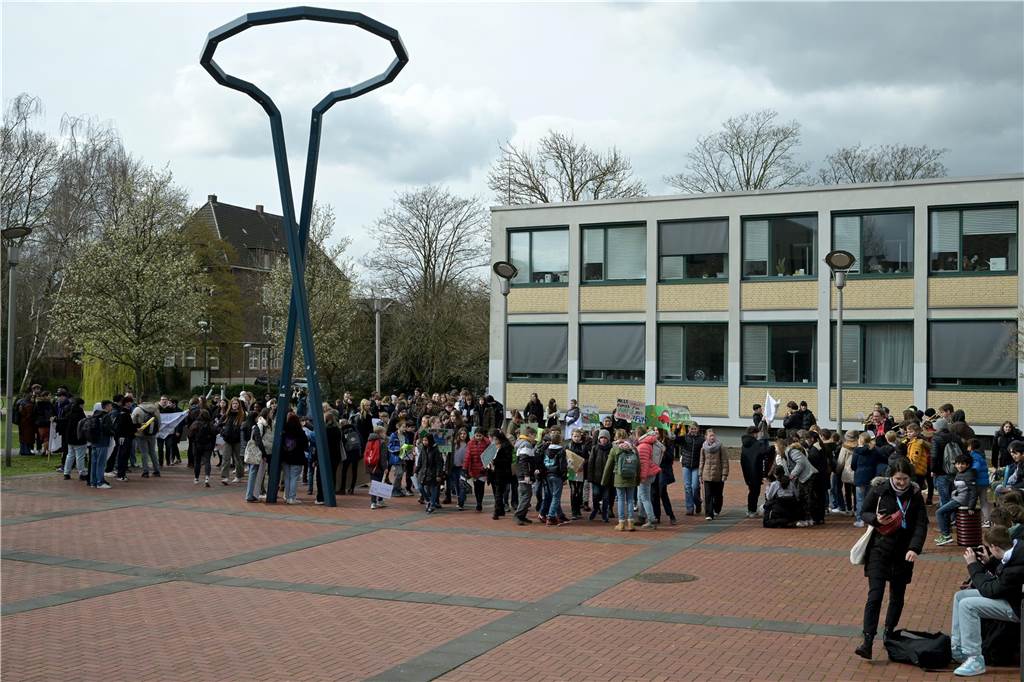 Die Demo endete auf dem Europaplatz direkt vor dem Rathaus. 