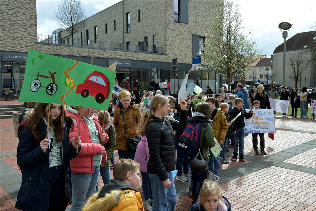 Die Demo endete auf dem Europaplatz direkt vor dem Rathaus. 