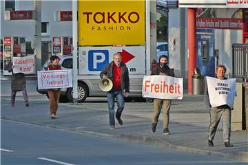 Die Demo-Teilnehmer, hier ein Foto vom 19. April, wollen ihre Meinung öffentlich äußern. Das dürfen sie.