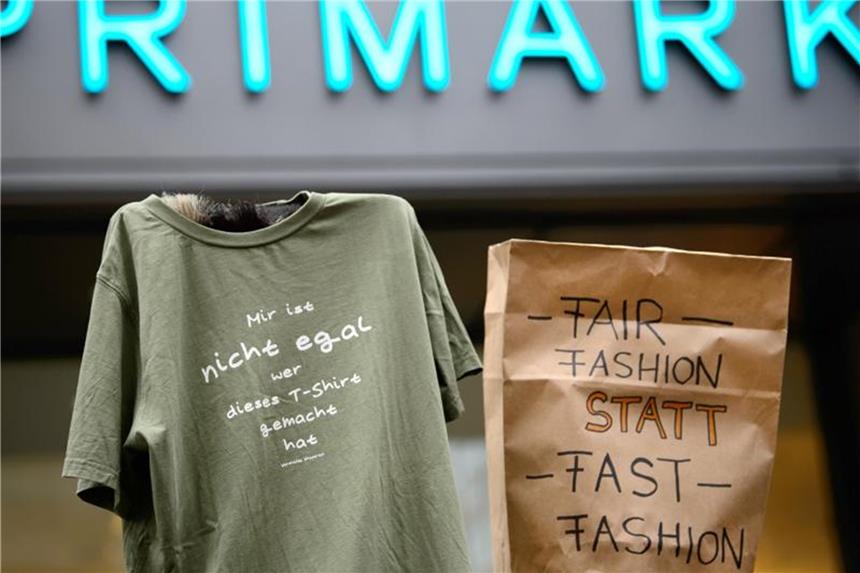 Stuttgarter protestieren gegen Eröffnung von Primark-Filiale Die Demonstranten protestierten für bessere Arbeitsbedingungen bei der Textilproduktion. Foto: Sina Schuldt
