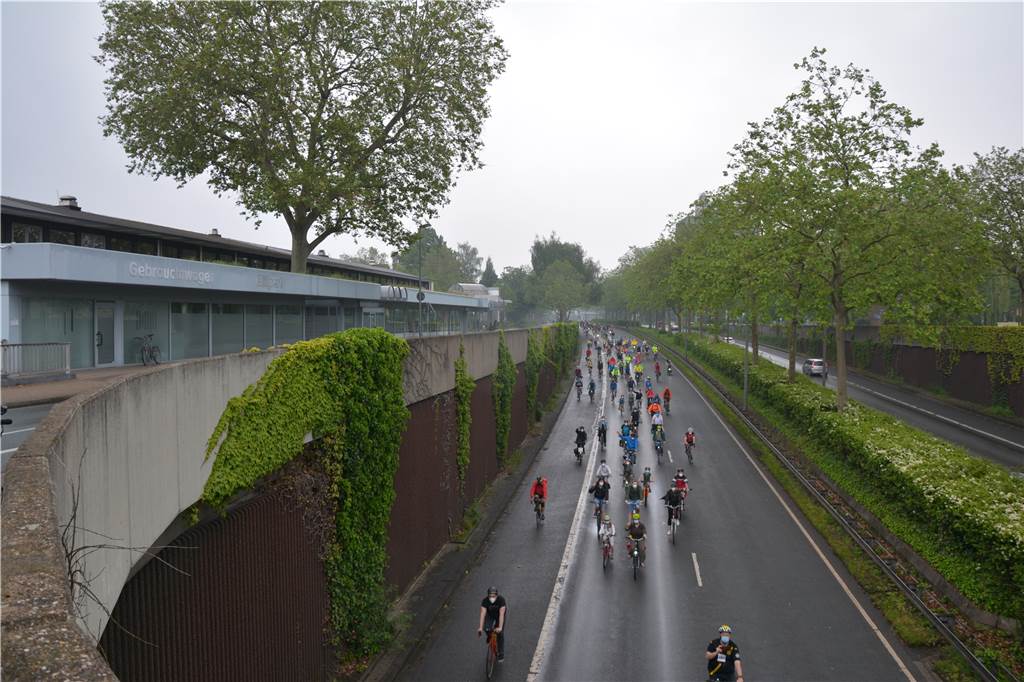 Dortmunder Fahrrad-Demo musste nach Riesen-Andrang umgeleitet werden Die Demonstranten radeln bei leichtem Regen auf der B1 unter der Märkischen Straße hindurch.