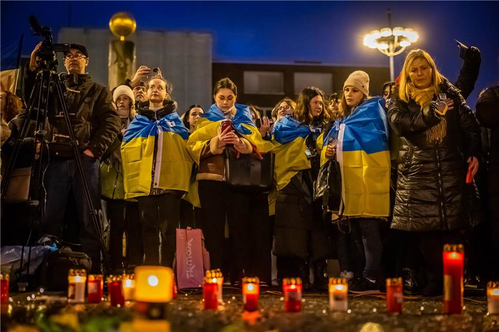 Demonstration gegen den Ukraine-Krieg zum Jahrestag des Kriegsbeginns auf Dortmunds Friedensplatz