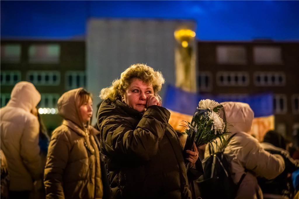 Demonstration gegen den Ukraine-Krieg zum Jahrestag des Kriegsbeginns auf Dortmunds Friedensplatz