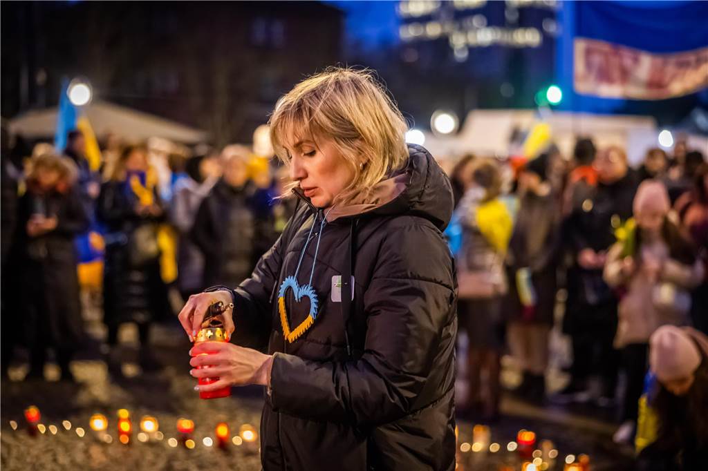 Demonstration gegen den Ukraine-Krieg zum Jahrestag des Kriegsbeginns auf Dortmunds Friedensplatz