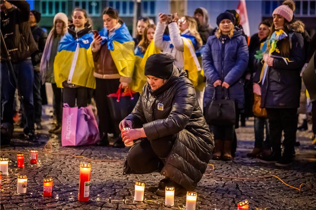 Demonstration gegen den Ukraine-Krieg zum Jahrestag des Kriegsbeginns auf Dortmunds Friedensplatz