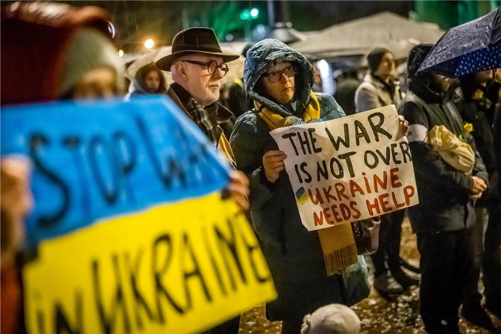 Demonstration gegen den Ukraine-Krieg zum Jahrestag des Kriegsbeginns auf Dortmunds Friedensplatz