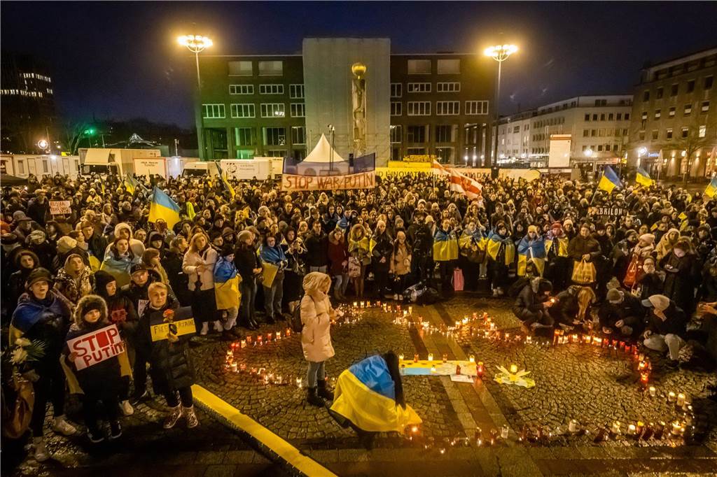 Demonstration gegen den Ukraine-Krieg zum Jahrestag des Kriegsbeginns auf Dortmunds Friedensplatz