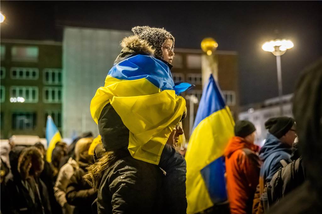 Demonstration gegen den Ukraine-Krieg zum Jahrestag des Kriegsbeginns auf Dortmunds Friedensplatz