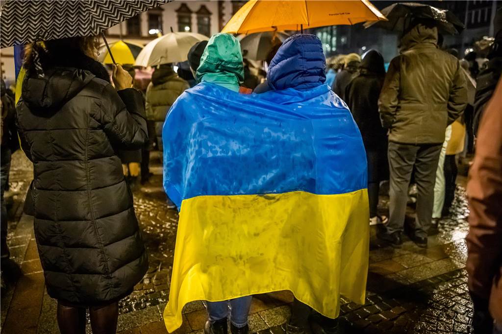 Demonstration gegen den Ukraine-Krieg zum Jahrestag des Kriegsbeginns auf Dortmunds Friedensplatz