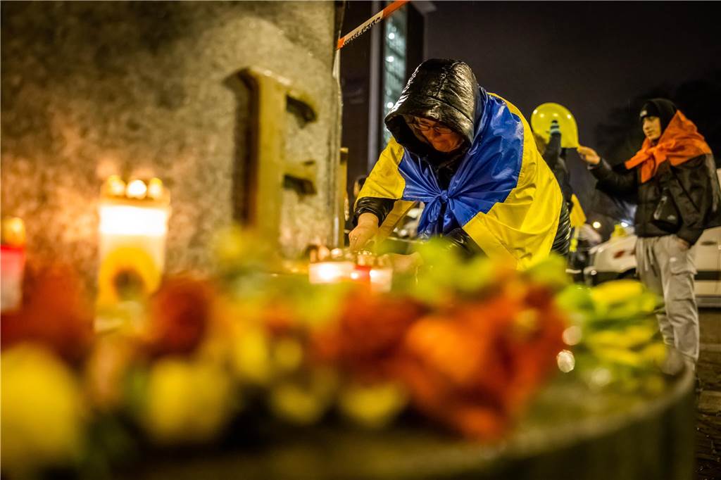 Demonstration gegen den Ukraine-Krieg zum Jahrestag des Kriegsbeginns auf Dortmunds Friedensplatz