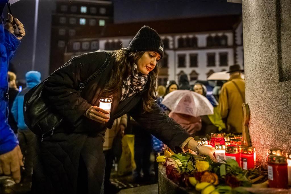 Demonstration gegen den Ukraine-Krieg zum Jahrestag des Kriegsbeginns auf Dortmunds Friedensplatz