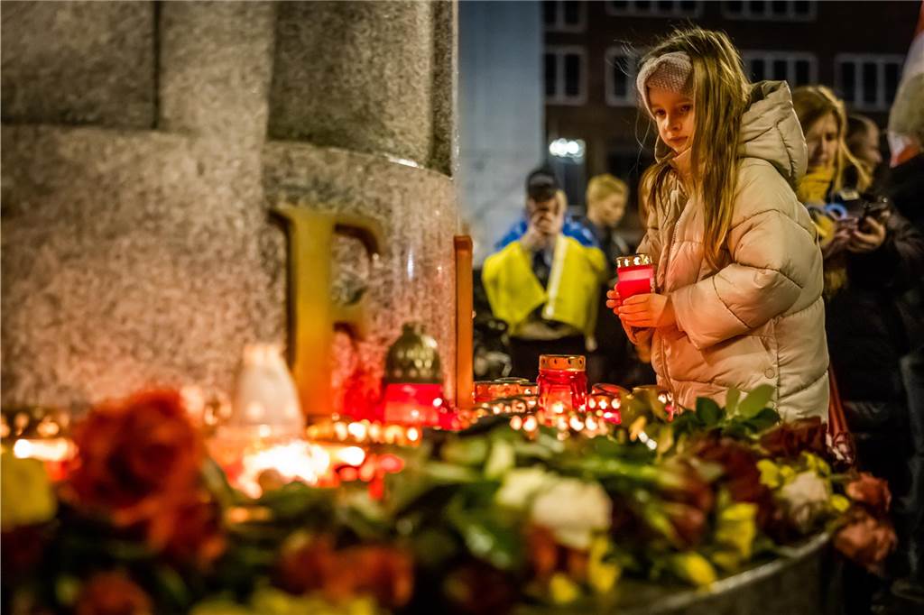 Demonstration gegen den Ukraine-Krieg zum Jahrestag des Kriegsbeginns auf Dortmunds Friedensplatz
