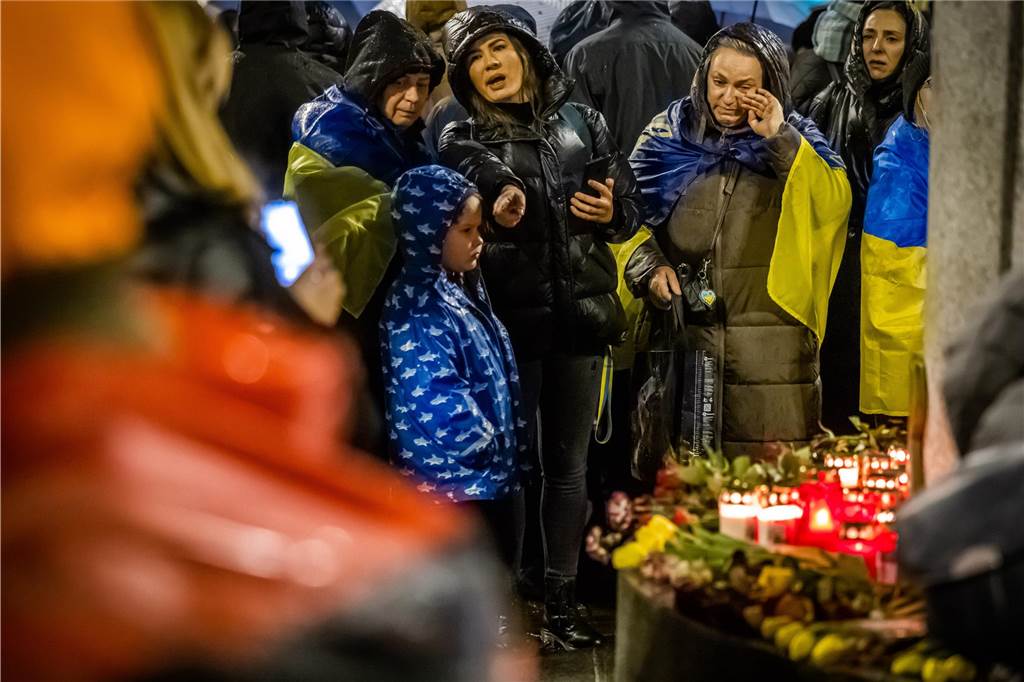 Demonstration gegen den Ukraine-Krieg zum Jahrestag des Kriegsbeginns auf Dortmunds Friedensplatz