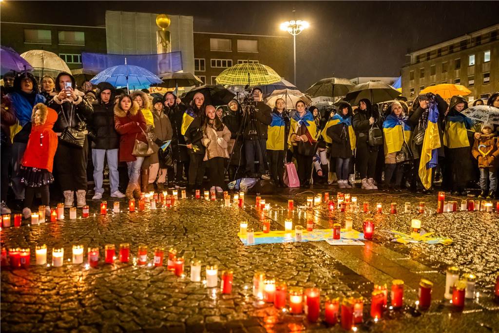 Demonstration gegen den Ukraine-Krieg zum Jahrestag des Kriegsbeginns auf Dortmunds Friedensplatz