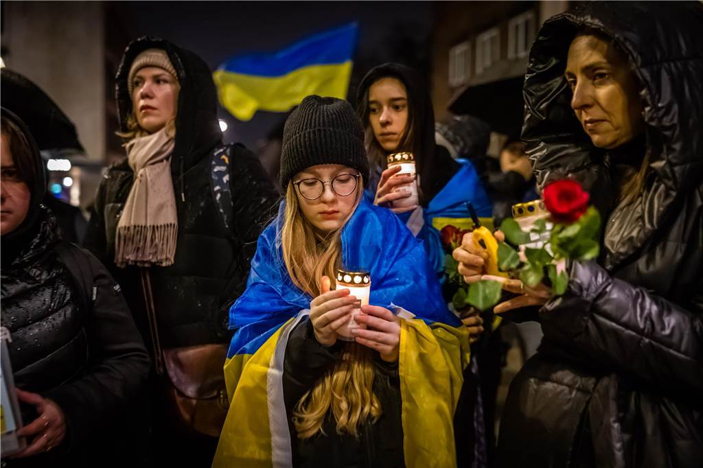 Demonstration gegen den Ukraine-Krieg zum Jahrestag des Kriegsbeginns auf Dortmunds Friedensplatz