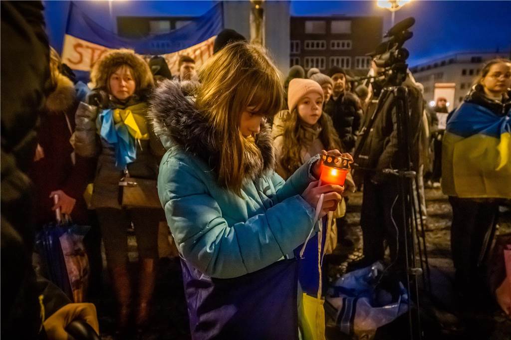 Demonstration gegen den Ukraine-Krieg zum Jahrestag des Kriegsbeginns auf Dortmunds Friedensplatz