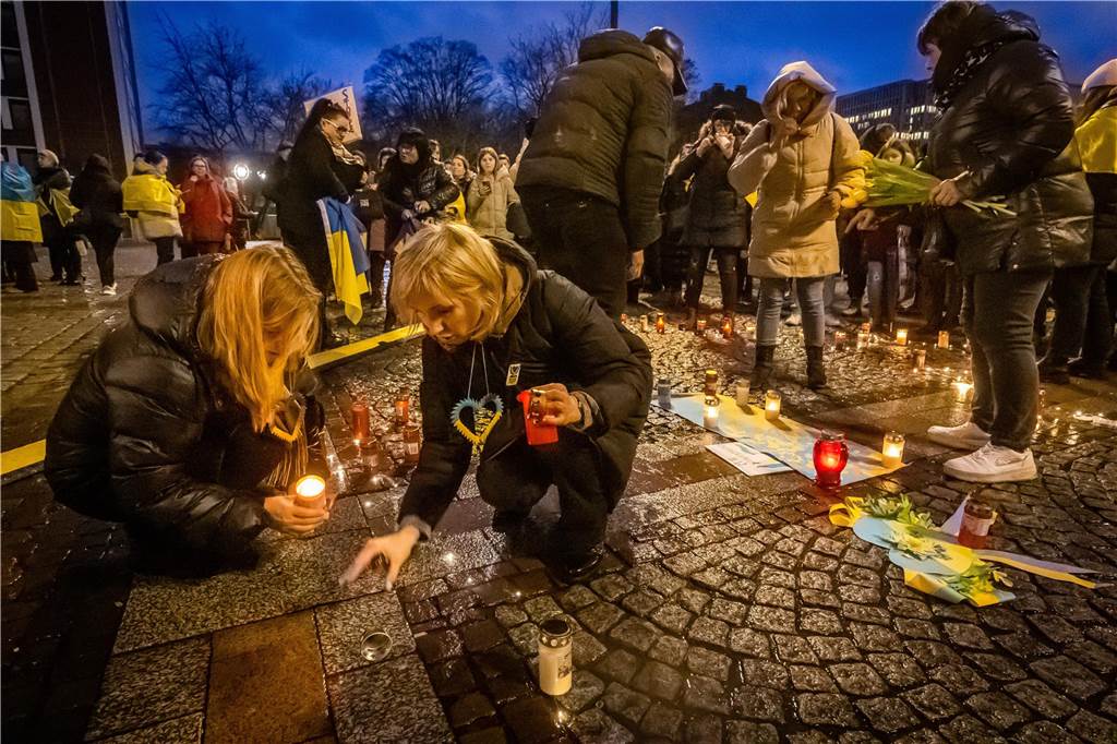 Demonstration gegen den Ukraine-Krieg zum Jahrestag des Kriegsbeginns auf Dortmunds Friedensplatz
