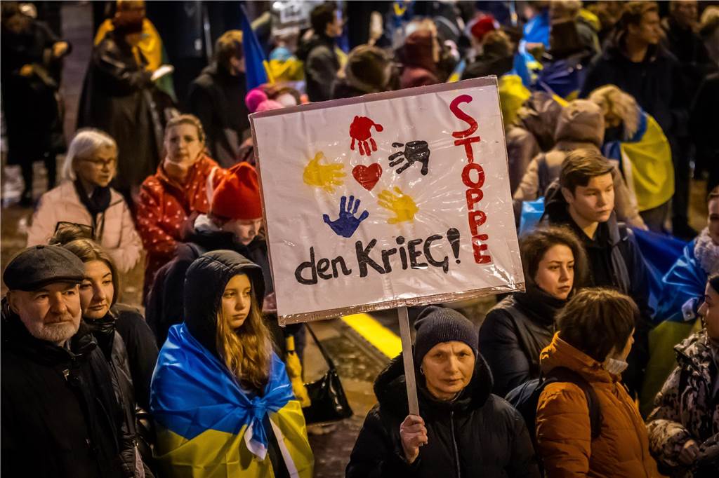 Demonstration gegen den Ukraine-Krieg zum Jahrestag des Kriegsbeginns auf Dortmunds Friedensplatz