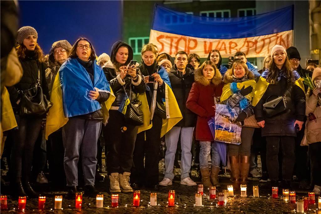 Demonstration gegen den Ukraine-Krieg zum Jahrestag des Kriegsbeginns auf Dortmunds Friedensplatz