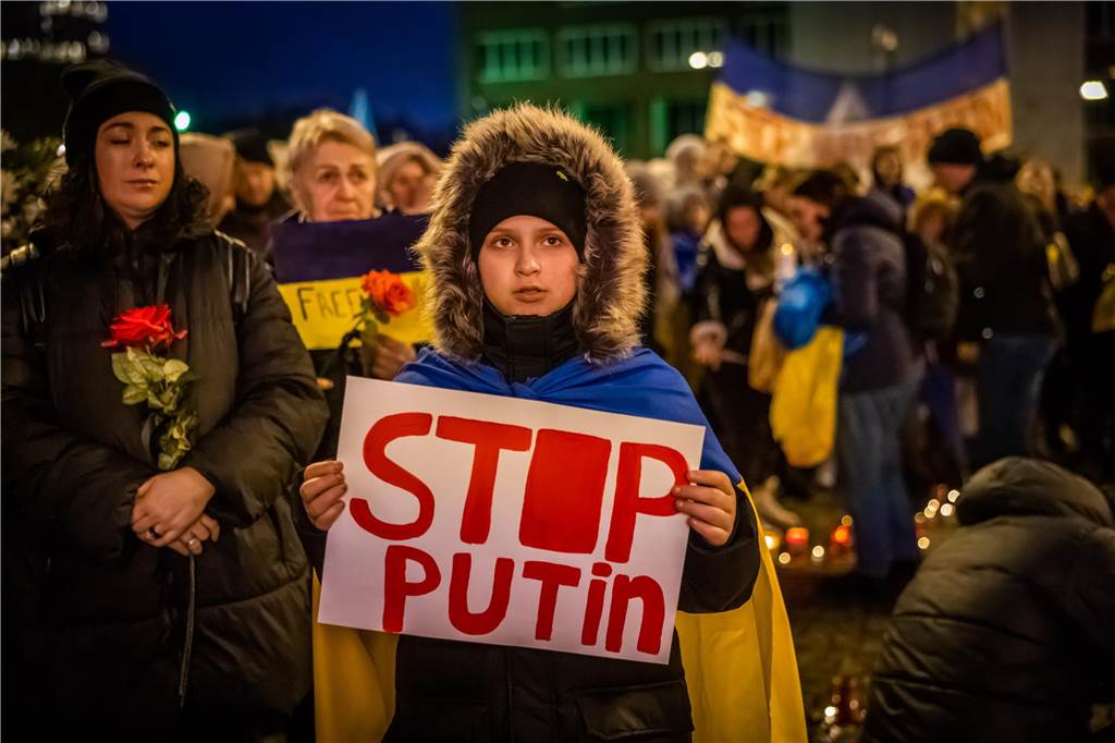Demonstration gegen den Ukraine-Krieg zum Jahrestag des Kriegsbeginns auf Dortmunds Friedensplatz
