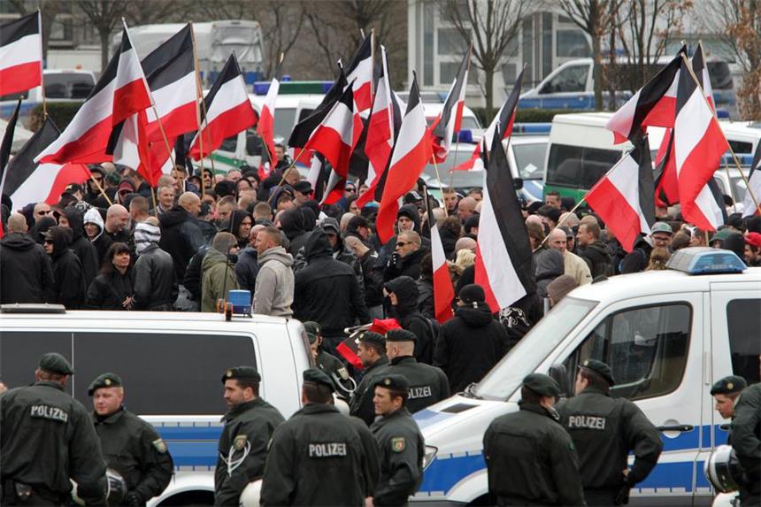 Bis zu 1000 Neonazis werden in Dortmund erwartet Die Demonstranten waren umstellt von der Polizei.