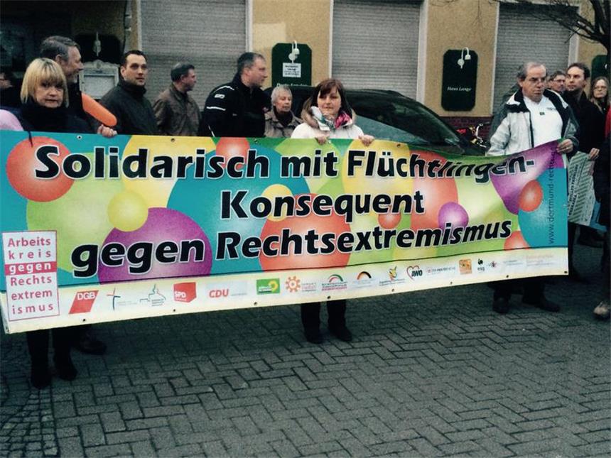 Friedliche Demo gegen Nazis in Derne Die Demonstranten zeigten sich mit den Bewohnern des Derner Flüchtlingsheims solidarisch und zeigten dem Rechtsextremismus die rote Karte.