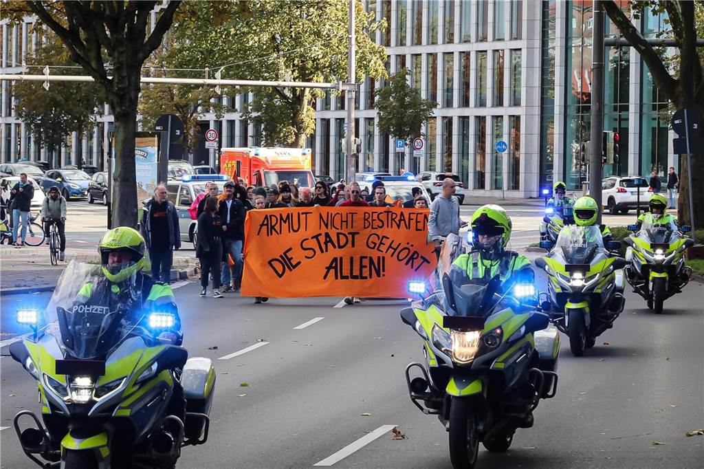 Soli-Demo für Obdachlose in Dortmund: Etwa 50 Menschen ziehen durch die City Die Demonstration am Samstag (21.10.) führte ein Stück über den Dortmunder Wall - das führte zu Verkehrsbeeinträchtigungen.