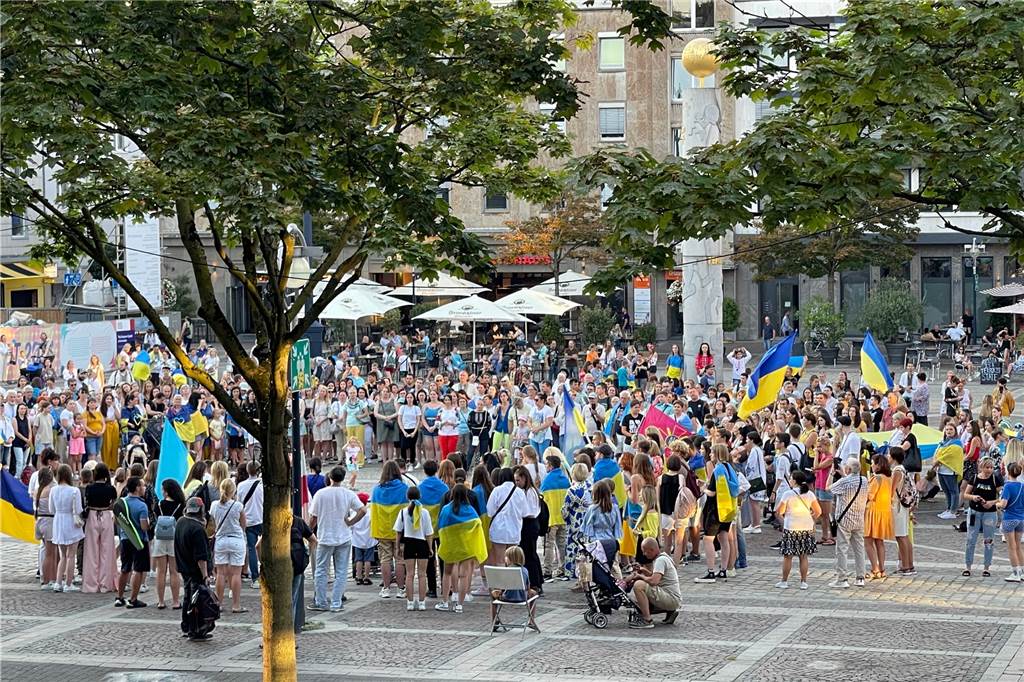 Hunderte Menschen demonstrieren in der City für Frieden in der Ukraine Die Demonstration endete auf dem Friedensplatz.