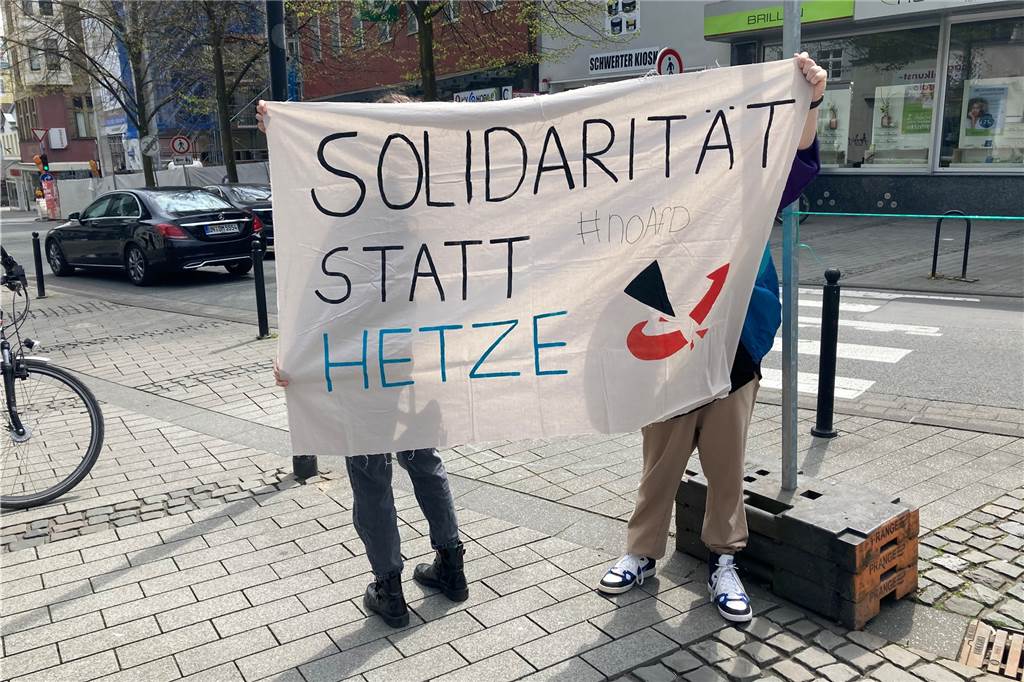 Kundgebung gegen Querdenker auf Postplatz: „Präsenz zeigen und aufklären“ Die Demonstrierenden haben auch Plakate angefertigt.