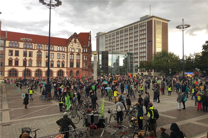 Fünf Demozüge gleichzeitig in Dortmund - der Live-Ticker zum Nachlesen Bereits Anfang September gab es in Dortmund eine große Fridays-for-Future-Demo.