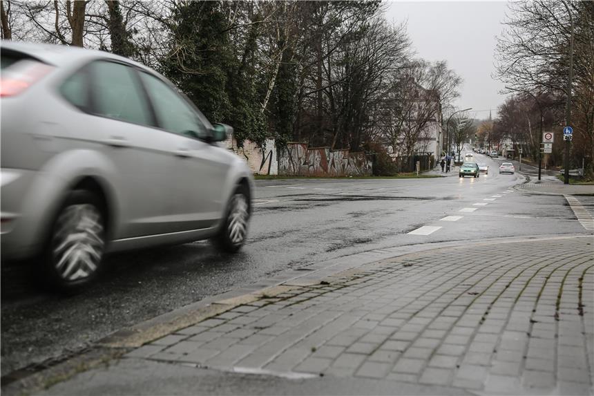 Drei Verletzte und hoher Sachschaden bei Unfall Die Derner Straße (Symbolbild).