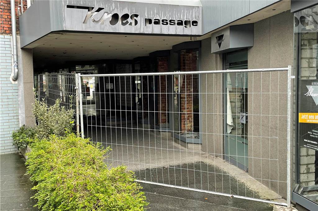 Neue Wiehagen-Turnhalle bekommt speziellen Parkplatz Die derzeit gesperrte Kroes-Passage soll nach Abschluss der Umbauarbeiten wieder öffnen, sagt die Verwaltung.