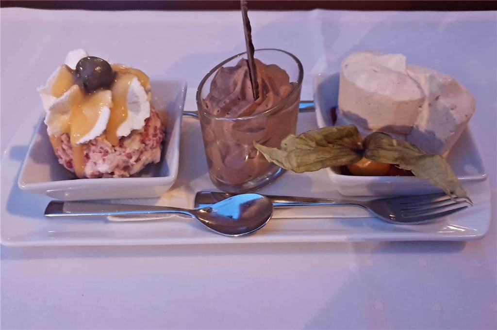 Beim „Dicken Jupp“ in Vreden gibt es westfälische Spitzenküche mit kreativen Komponenten Die Dessertvariation war der perfekte Abschluss des Abends.