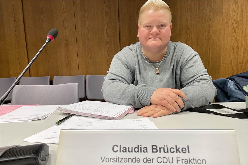 Schließung des Freibads in Deusen? „Dann haben wir Rimini am Kanal“ Die CDU-Bezirksvertreterin Claudia Brackel sitzt auf ihrem Platz im Sitzungssaal der Bezirksvertretung Huckarde.