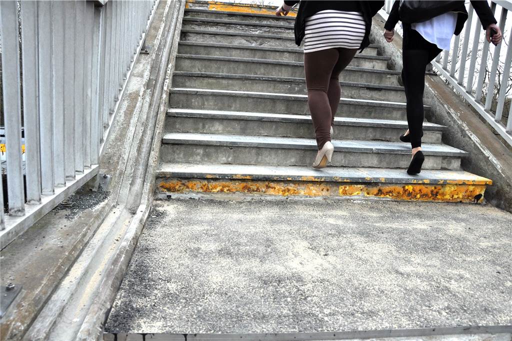 Verbesserungen am Bahnhof Capelle: Nicht nur an der Rampe tut sich was Die Deutsche Bahn AG wird die Stufen der Treppen zu den Gleisen erneuern. Die Treppe soll trotz des Baus der Rampen erhalten bleiben.