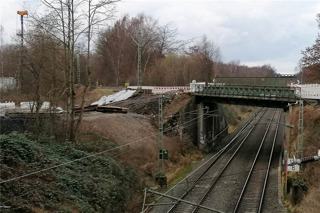 Straßensperrung: Radfahrer fahren Umwege wegen Arbeiten an einer Bahnbrücke Die Deutsche Bahn erneuert eine Eisenbahnbrücke im Bereich Obernette. Über die Brücke führt der Abzweig von der Hauptstrecke auf die Güterbahn im Dortmunder Norden.