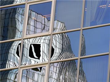 Die Deutsche Bank muss eine Gesamtstrafe von 2,5 Milliarden US-Dollar zahlen und sieben Mitarbeiter entlassen. Foto: Andreas Arnold/Archiv