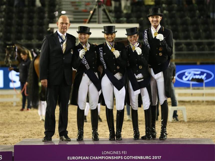 Dressur-Team sichert sich schon vor Werth-Ritt EM-Gold Die deutsche Dressurmannschaft freut sich mit Klaus Roeser (l.), dem Equipechef, bei der Siegerehrung über Gold. Foto: Friso Gentsch