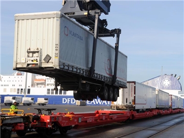 Die deutsche Exportwirtschaft profitiert von der anziehenden Weltkonjunktur und vom vergleichsweise schwachen Euro. Foto: Carsten Rehder