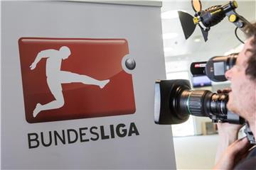 Die Deutsche Fußball Liga hat sich für die ungewohnte Anstoßzeit gerechtfertigt. Foto: Frank Rumpenhorst