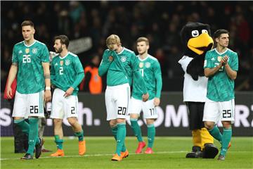 Die deutsche Fußball-Nationalmannschaft unterlag am Dienstag Brasilien. Bundestrainer Joachim Löw setzt voll auf die Karte Trainingslager.