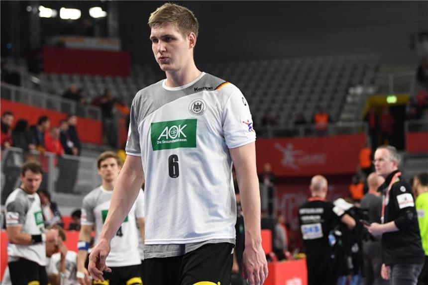 Die deutsche Handball-Auswahl muss im Testspiel gegen Norwegen auf Finn Lemke (M) und Tobias Reichmann verzichten. Foto: Monika Skolimowska
