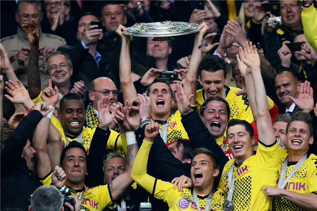 Ex-BVB-Manager Michael Meier im Interview: „Das nenne ich strategisch sehr gute Arbeit“ Sebastian Kehl reckt die Meisterschale in die Luft.