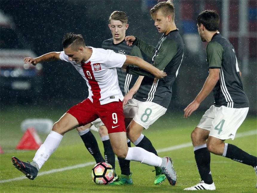 U19 erreicht zweite EM-Quali-Runde als Gruppensieger Die deutsche U19-Nationalmannschaft setzt sich mit 2:0 gegen Polen durch. Foto: Andrzej Grygiel