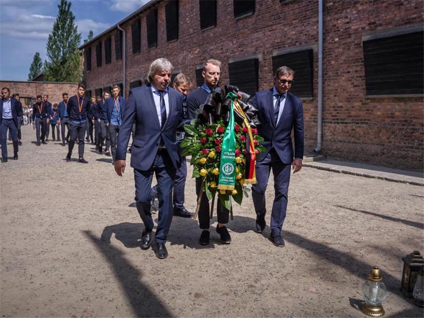 U21 besucht Auschwitz: "Fassungslosigkeit über das Grauen" Die deutsche U21 gedenkt beim Besuch der Holocaust-Gedenkstätte Auschwitz-Birkenau der Opfer des Nationalsozialismus. Foto: Sung-BinHong/DFB