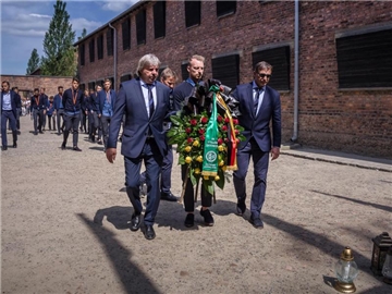 Die deutsche U21 gedenkt beim Besuch der Holocaust-Gedenkstätte Auschwitz-Birkenau der Opfer des Nationalsozialismus. Foto: Sung-BinHong/DFB