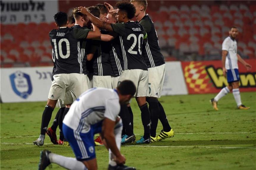 Deutsche U21 Tabellenführer - 5:2-Sieg in Israel Die deutsche U21-Mannschaft feiert ein Tor im EM-Qualifikationsspiel gegen Israel. Foto: Berney Ardov